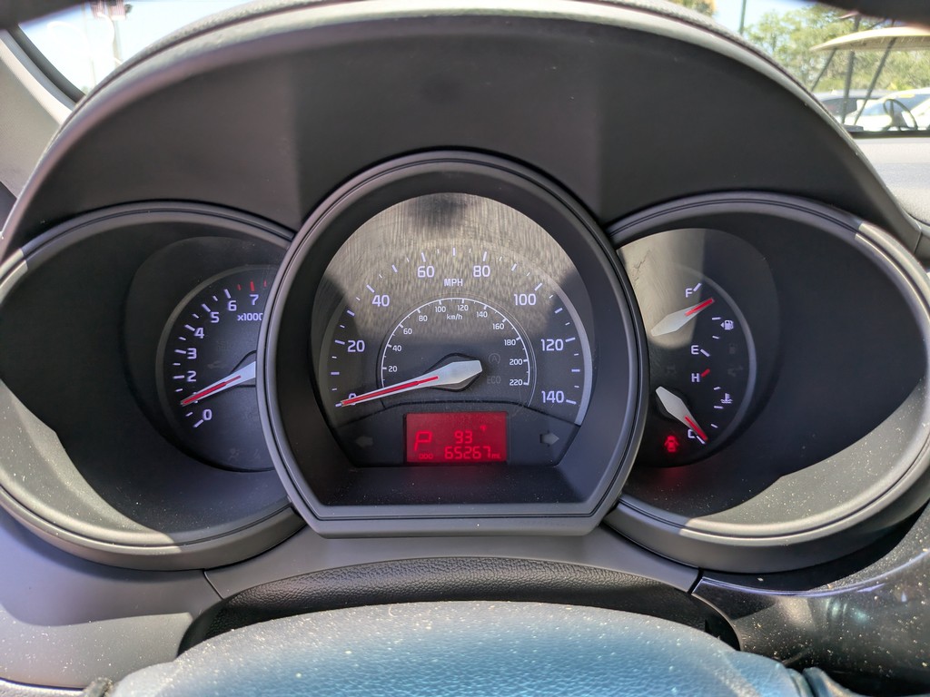 Kia Rio Vehicle Full-screen Gallery Image 27