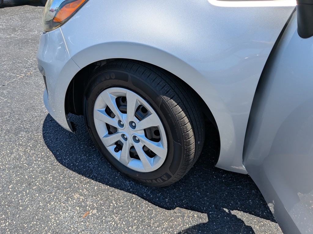 Kia Rio Vehicle Full-screen Gallery Image 28