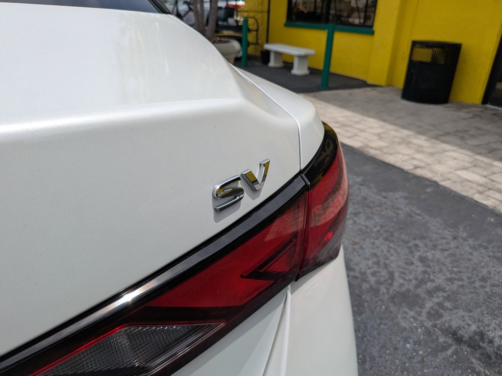 Nissan Sentra Vehicle Full-screen Gallery Image 08