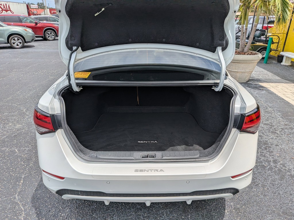 Nissan Sentra Vehicle Full-screen Gallery Image 09