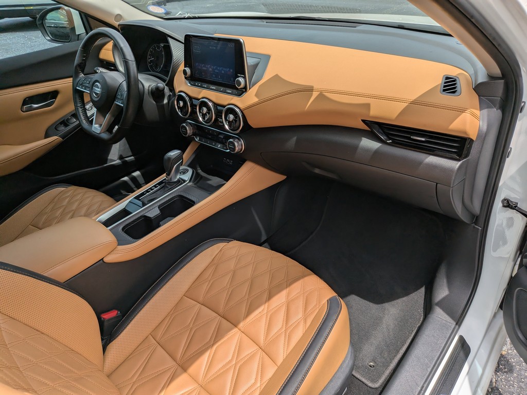 Nissan Sentra Vehicle Full-screen Gallery Image 11