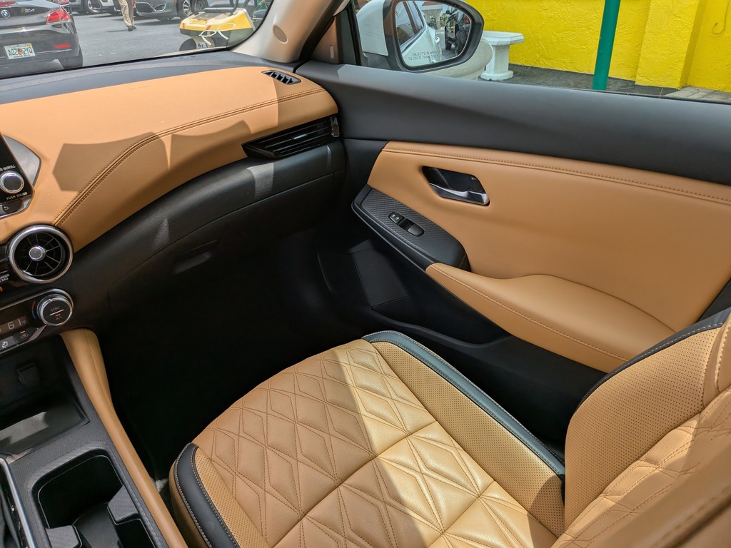 Nissan Sentra Vehicle Full-screen Gallery Image 15
