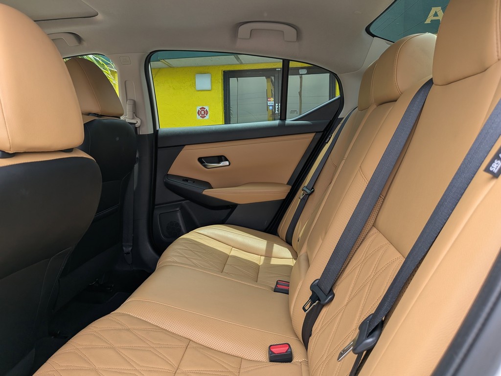 Nissan Sentra Vehicle Full-screen Gallery Image 16