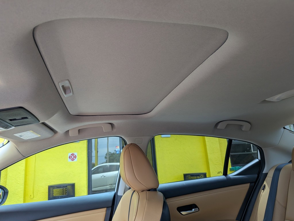 Nissan Sentra Vehicle Full-screen Gallery Image 19
