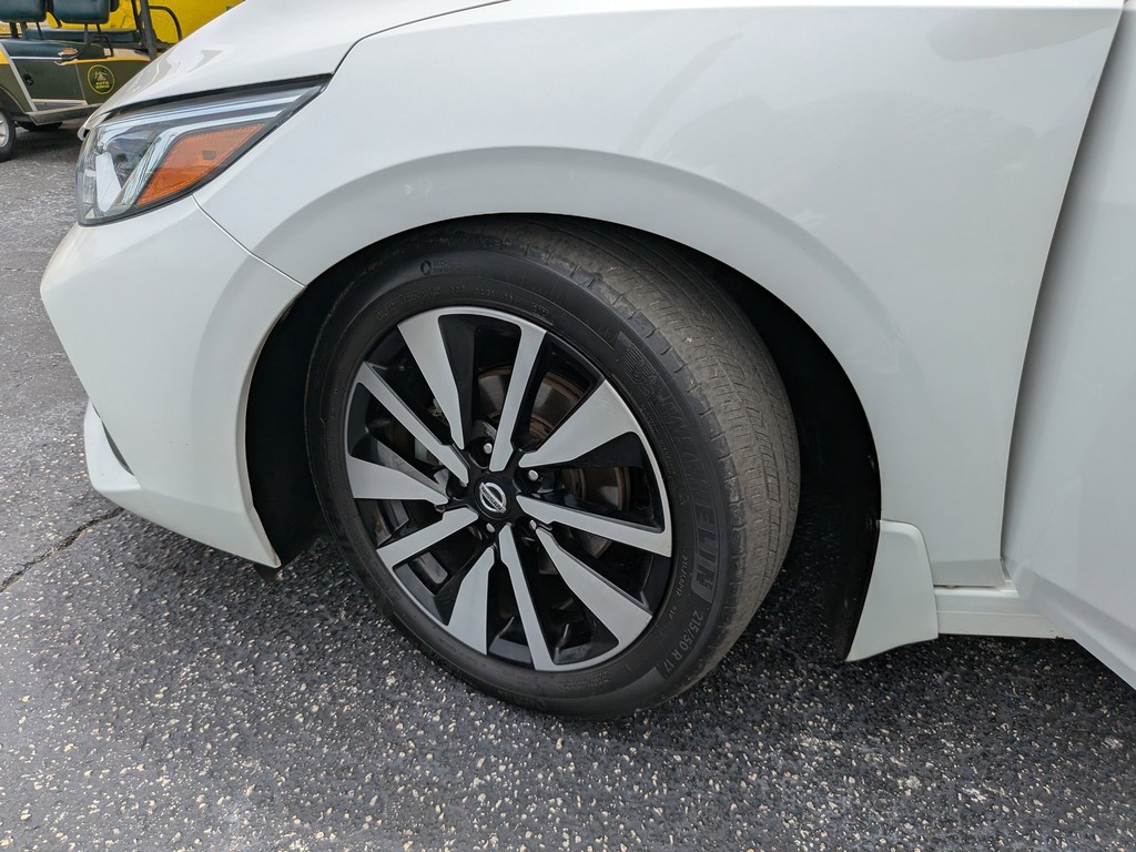 Nissan Sentra Vehicle Full-screen Gallery Image 32