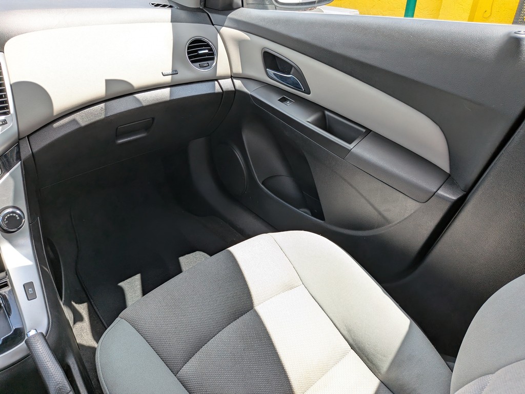 Chevrolet Cruze Vehicle Full-screen Gallery Image 13