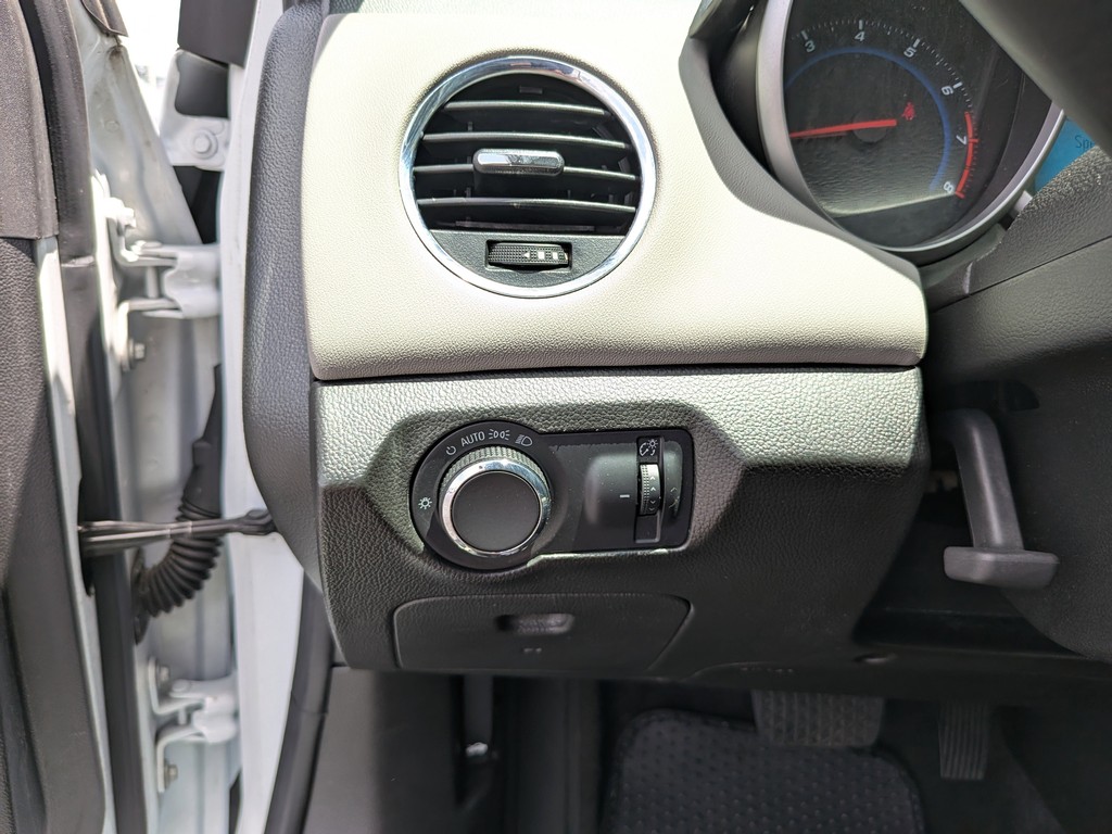 Chevrolet Cruze Vehicle Full-screen Gallery Image 22