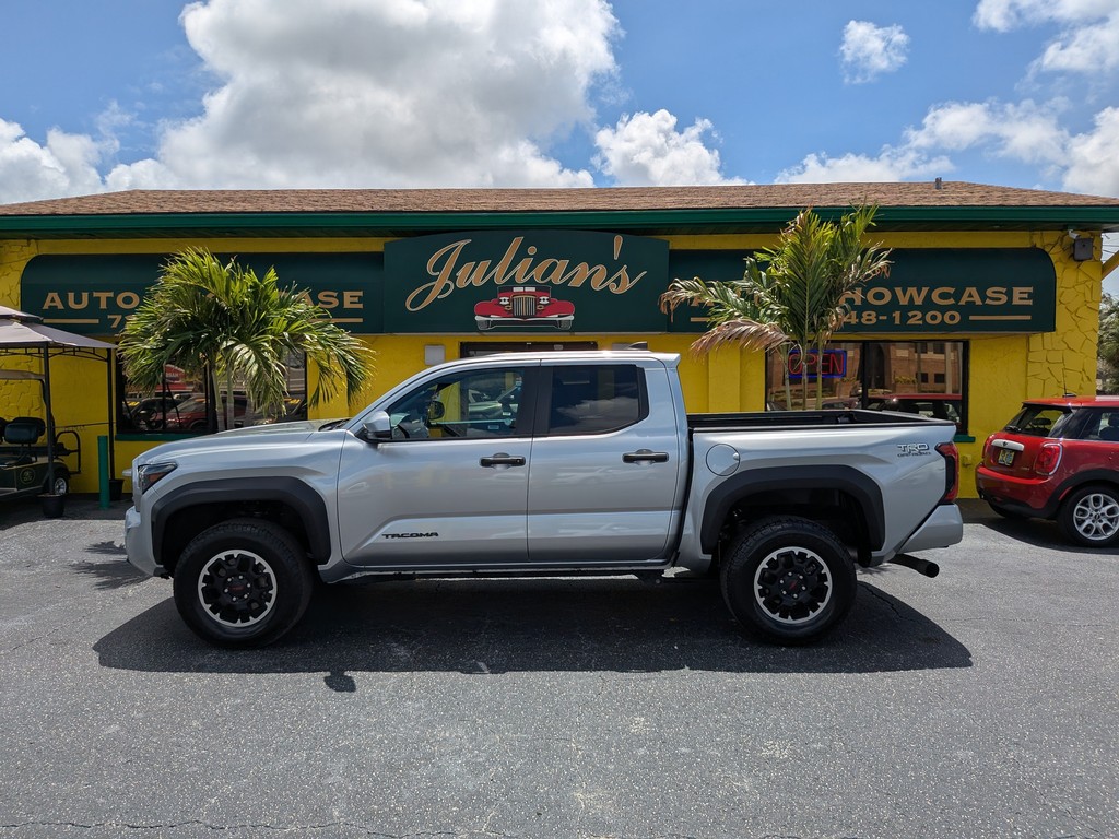 Toyota Tacoma 4WD Vehicle Full-screen Gallery Image 02