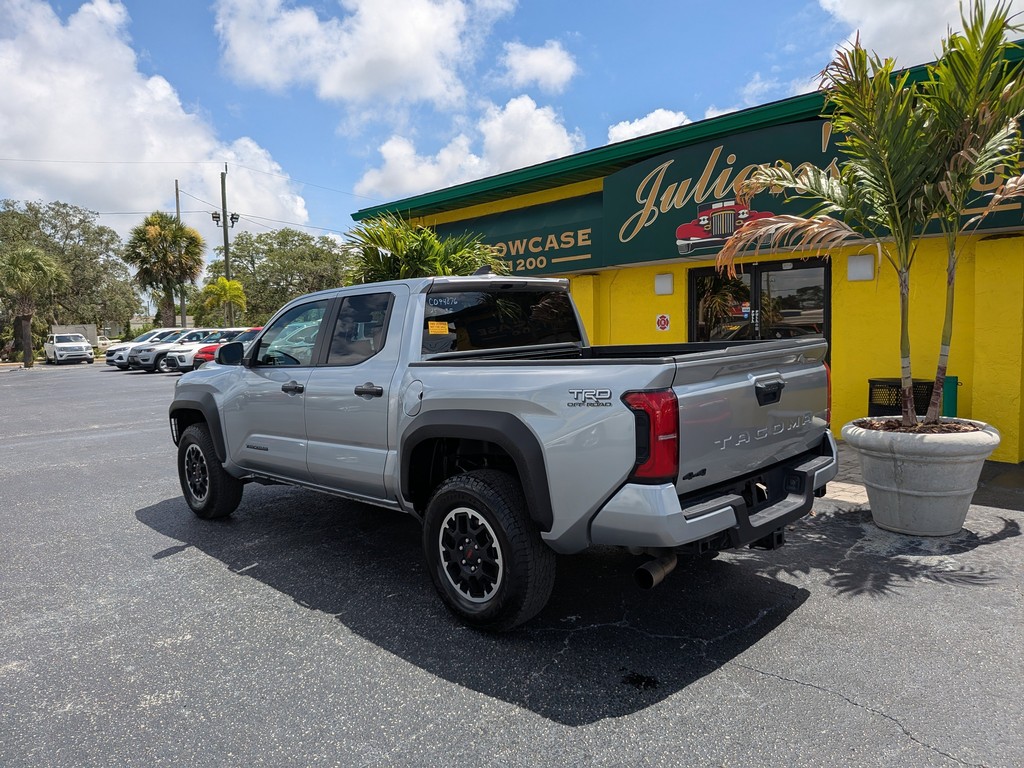 Toyota Tacoma 4WD Vehicle Full-screen Gallery Image 03