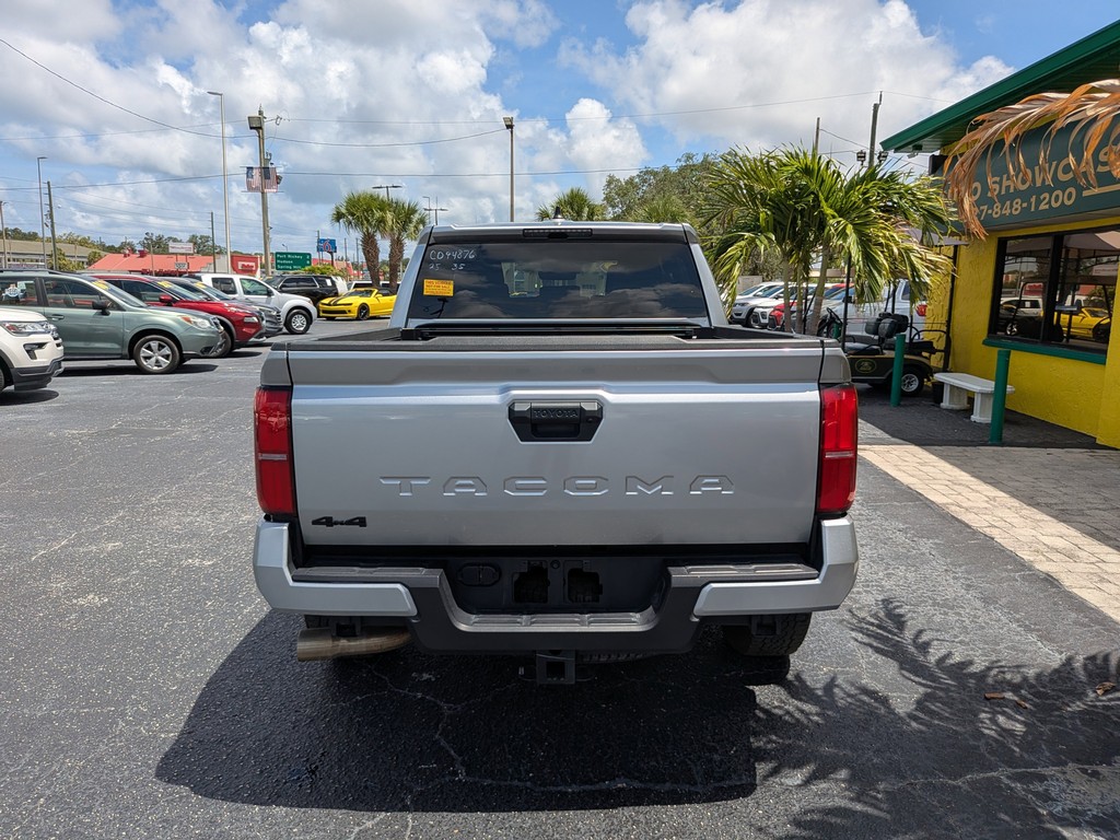 Toyota Tacoma 4WD Vehicle Full-screen Gallery Image 04