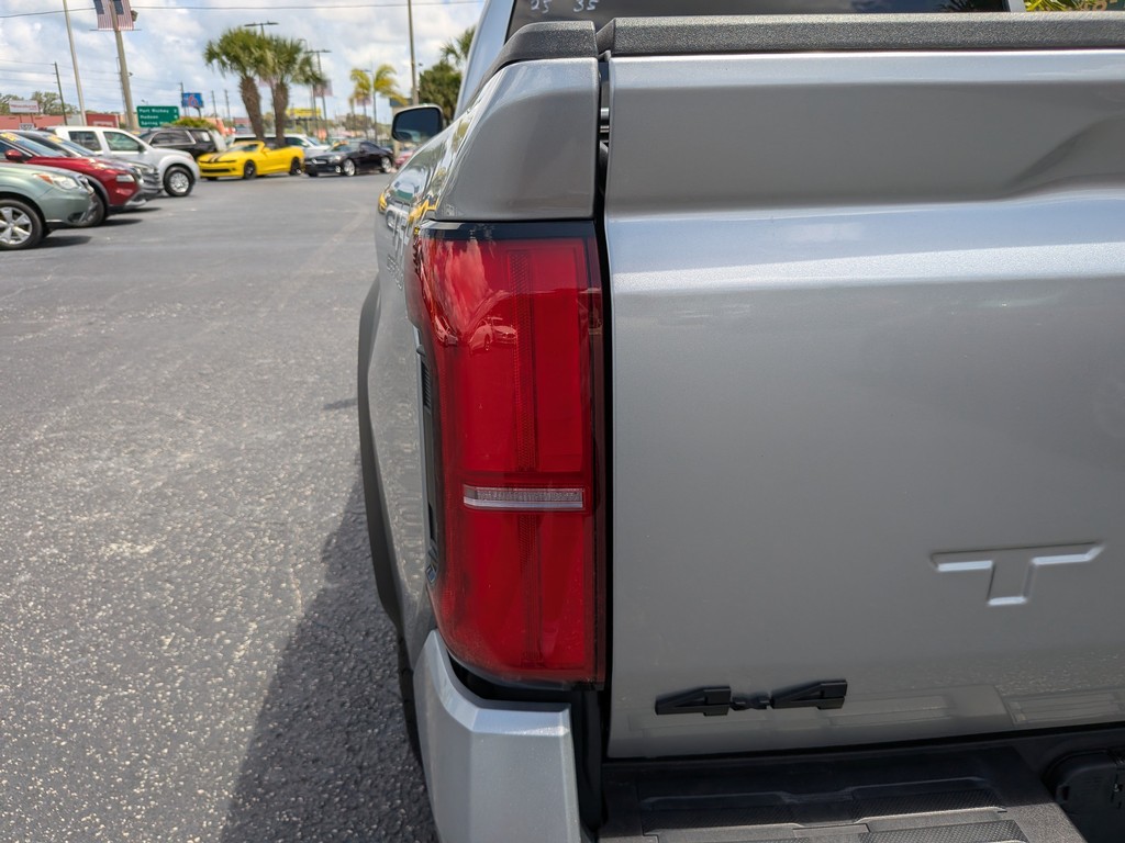 Toyota Tacoma 4WD Vehicle Full-screen Gallery Image 08