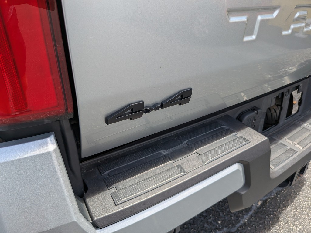 Toyota Tacoma 4WD Vehicle Full-screen Gallery Image 09