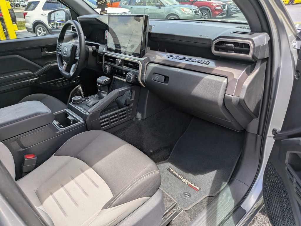 Toyota Tacoma 4WD Vehicle Full-screen Gallery Image 11