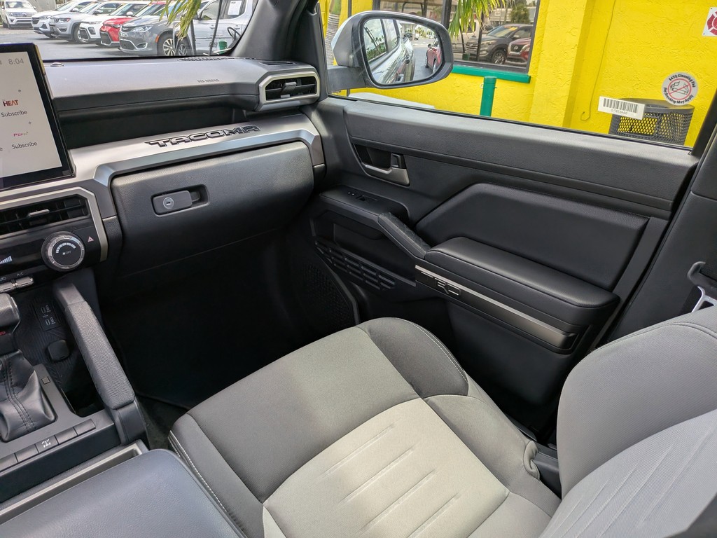 Toyota Tacoma 4WD Vehicle Full-screen Gallery Image 15