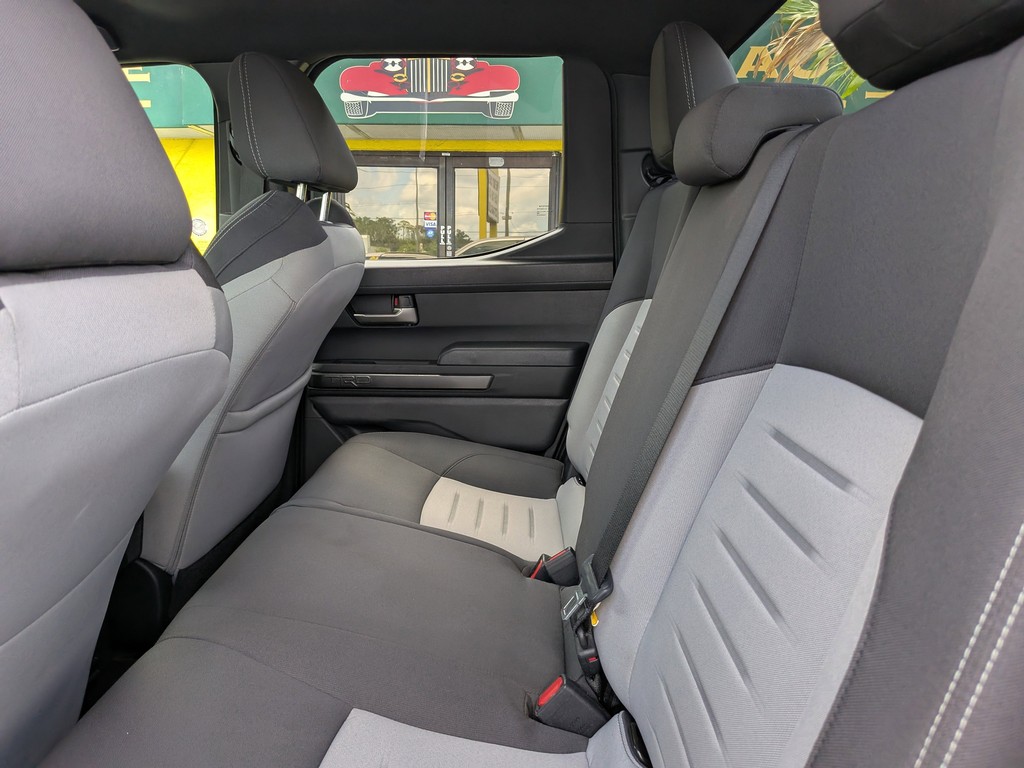 Toyota Tacoma 4WD Vehicle Full-screen Gallery Image 16