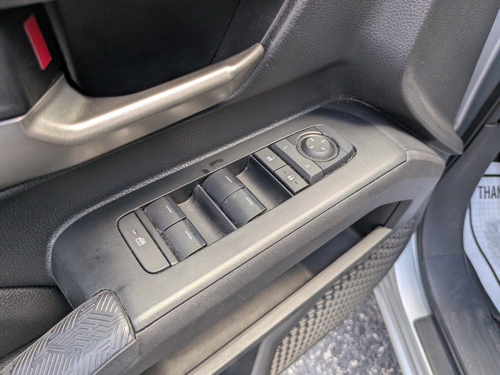 Toyota Tacoma 4WD Vehicle Full-screen Gallery Image 17