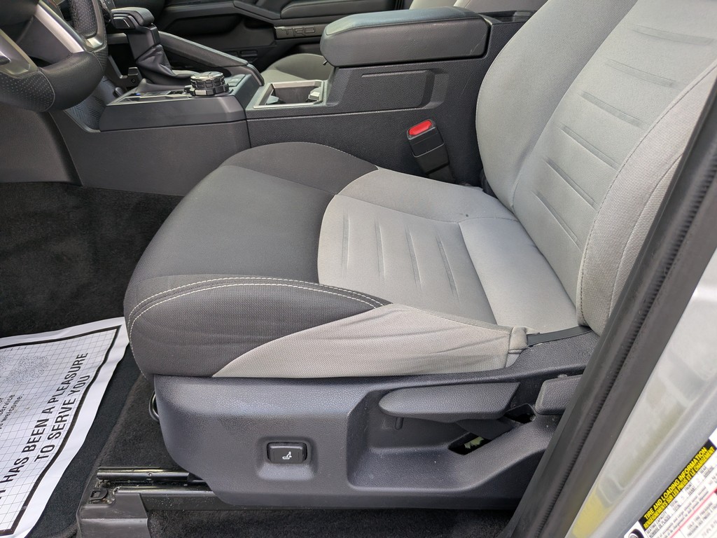 Toyota Tacoma 4WD Vehicle Full-screen Gallery Image 18
