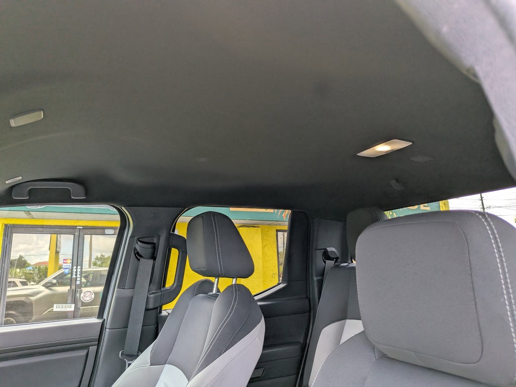 Toyota Tacoma 4WD Vehicle Full-screen Gallery Image 19