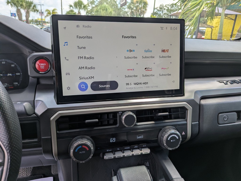 Toyota Tacoma 4WD Vehicle Full-screen Gallery Image 20