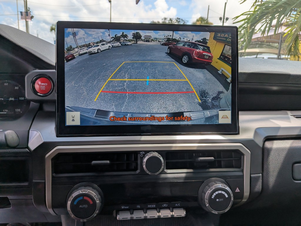 Toyota Tacoma 4WD Vehicle Full-screen Gallery Image 21