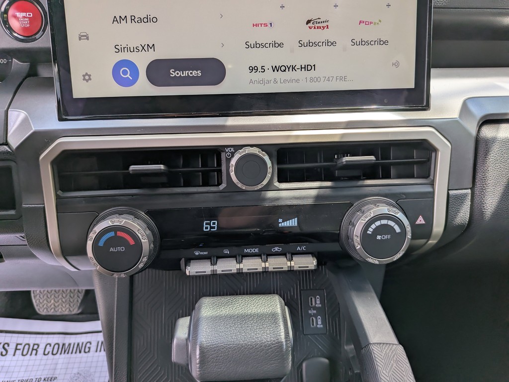 Toyota Tacoma 4WD Vehicle Full-screen Gallery Image 22