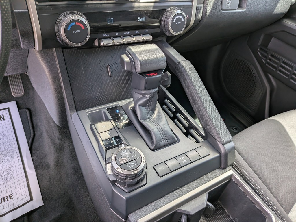 Toyota Tacoma 4WD Vehicle Full-screen Gallery Image 23