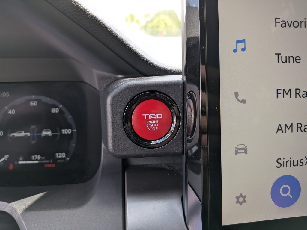 Toyota Tacoma 4WD Vehicle Full-screen Gallery Image 25