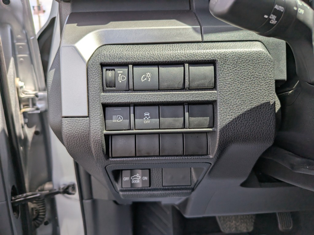 Toyota Tacoma 4WD Vehicle Full-screen Gallery Image 26