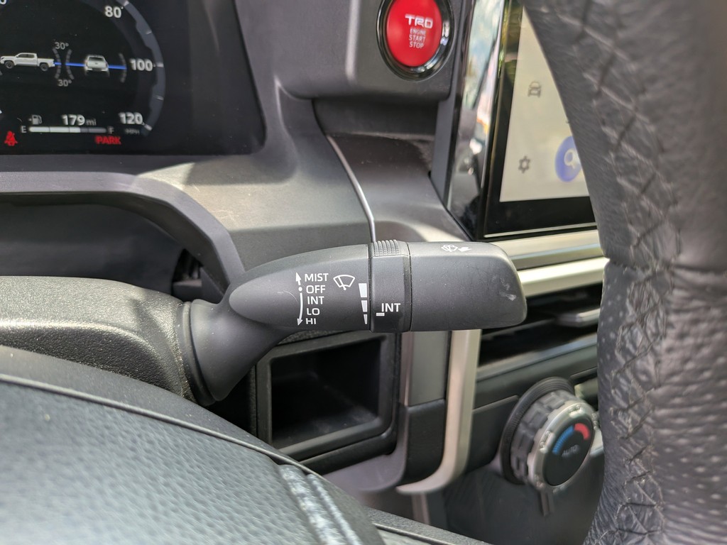 Toyota Tacoma 4WD Vehicle Full-screen Gallery Image 31