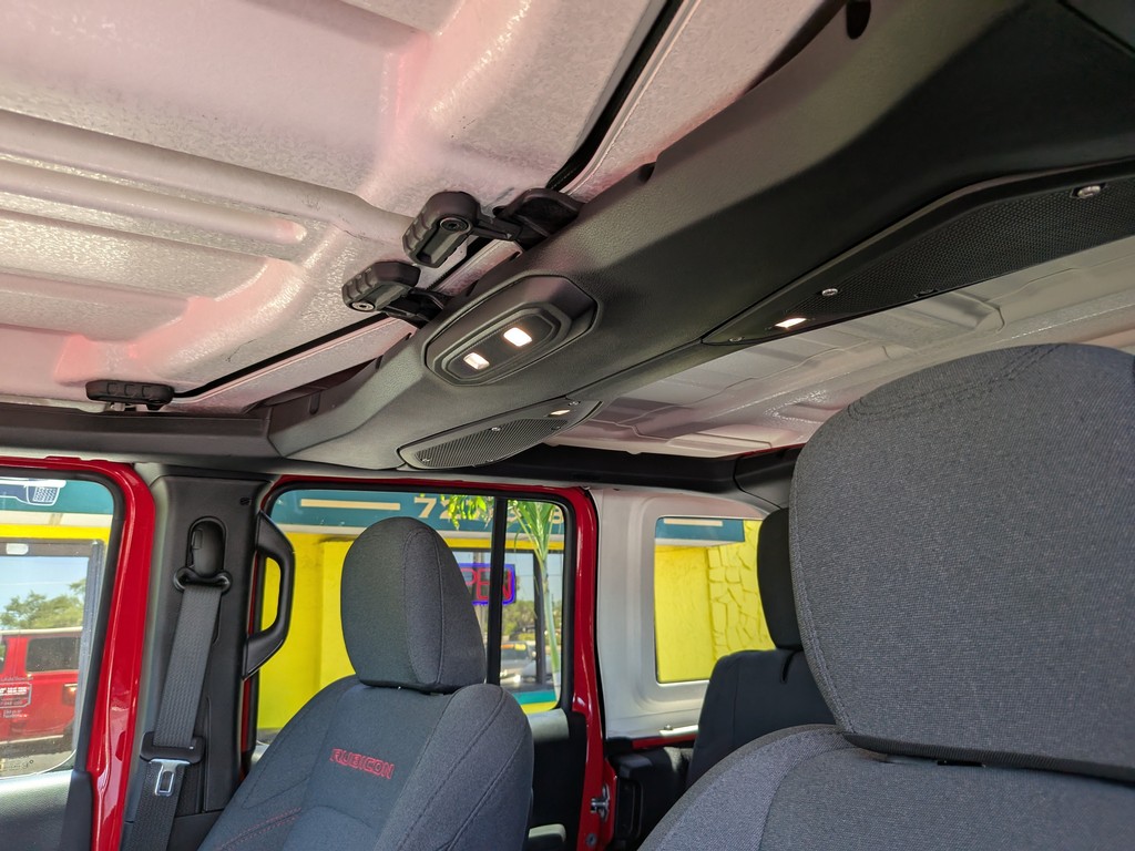 Jeep Wrangler Vehicle Full-screen Gallery Image 18