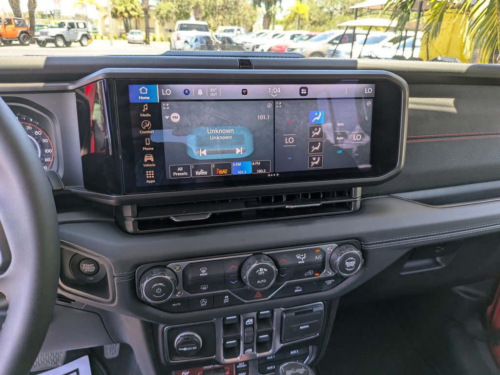 Jeep Wrangler Vehicle Full-screen Gallery Image 19