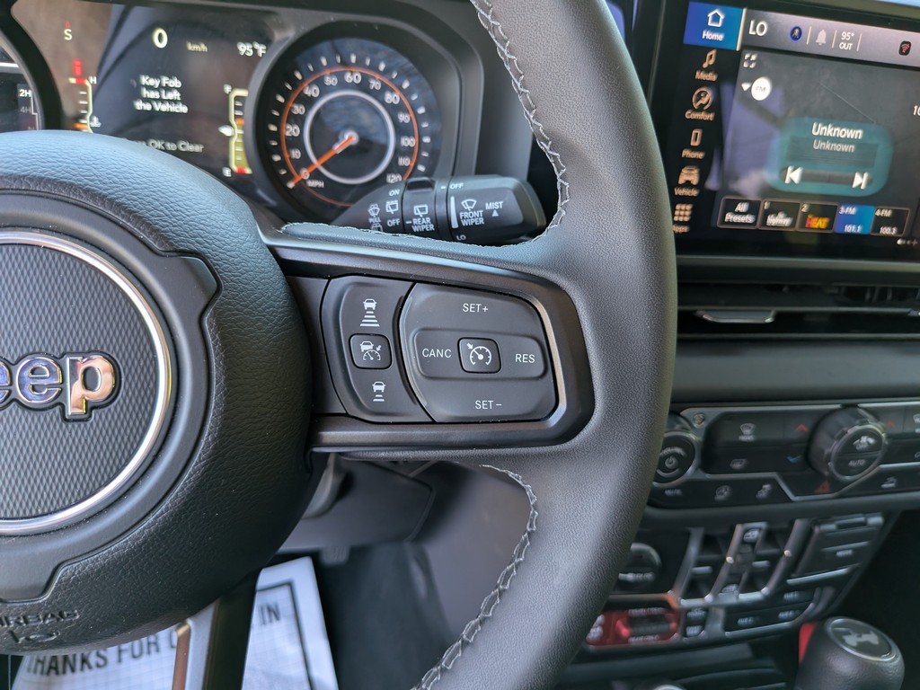 Jeep Wrangler Vehicle Full-screen Gallery Image 26