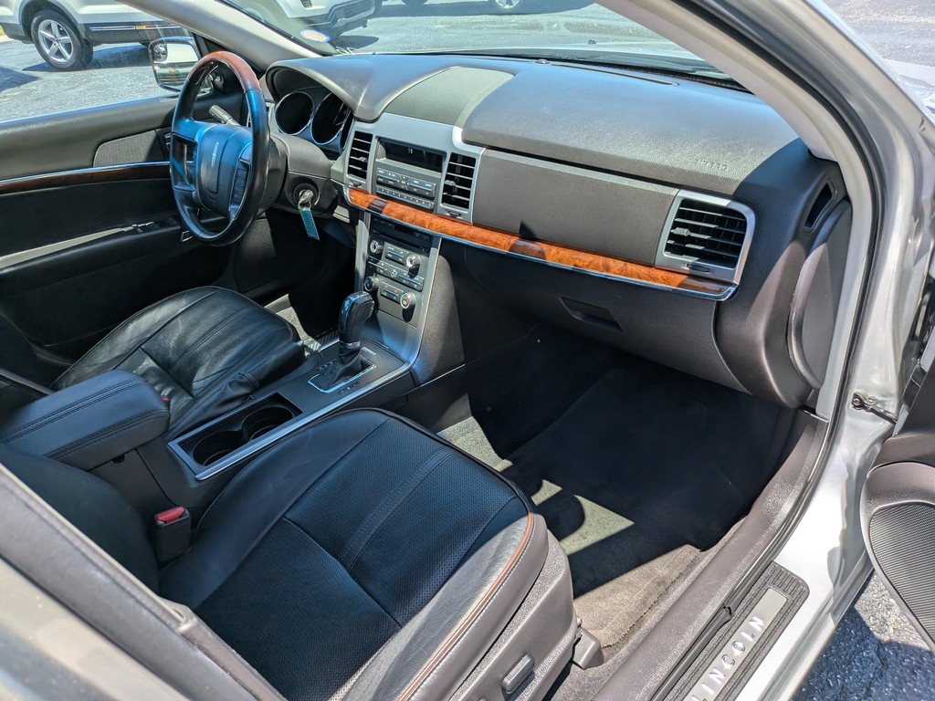 Lincoln MKZ Vehicle Full-screen Gallery Image 09