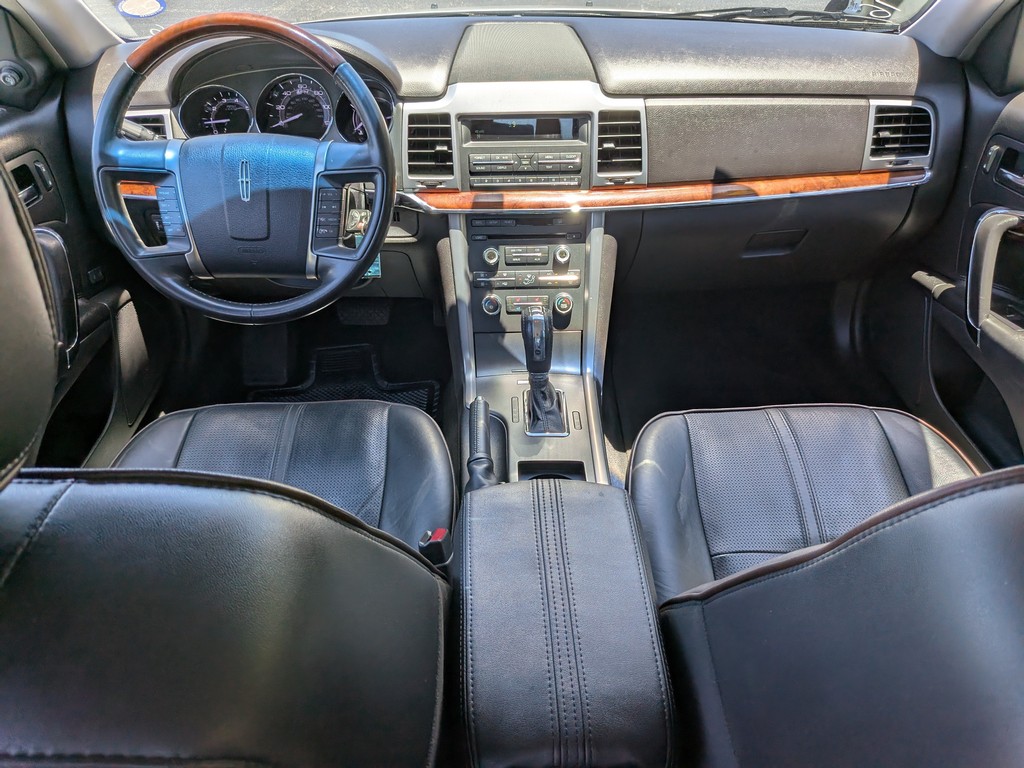 Lincoln MKZ Vehicle Full-screen Gallery Image 10