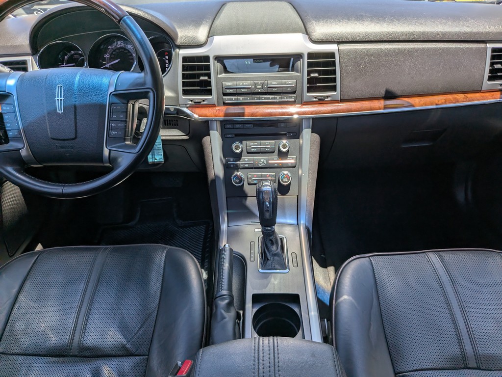 Lincoln MKZ Vehicle Full-screen Gallery Image 12