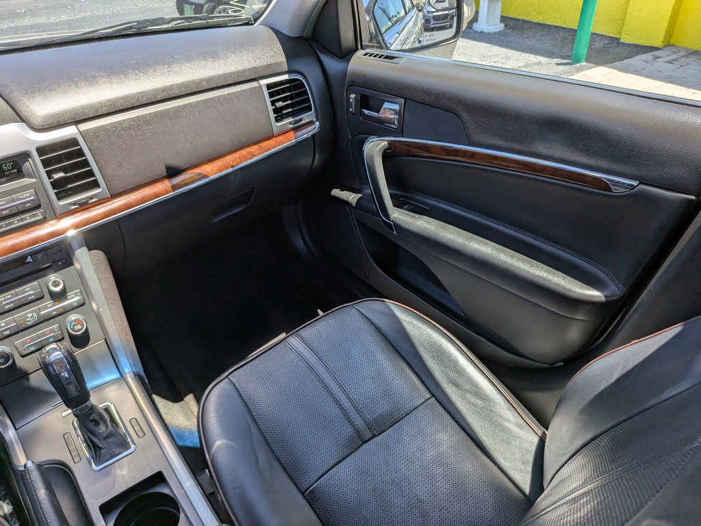 Lincoln MKZ Vehicle Full-screen Gallery Image 13