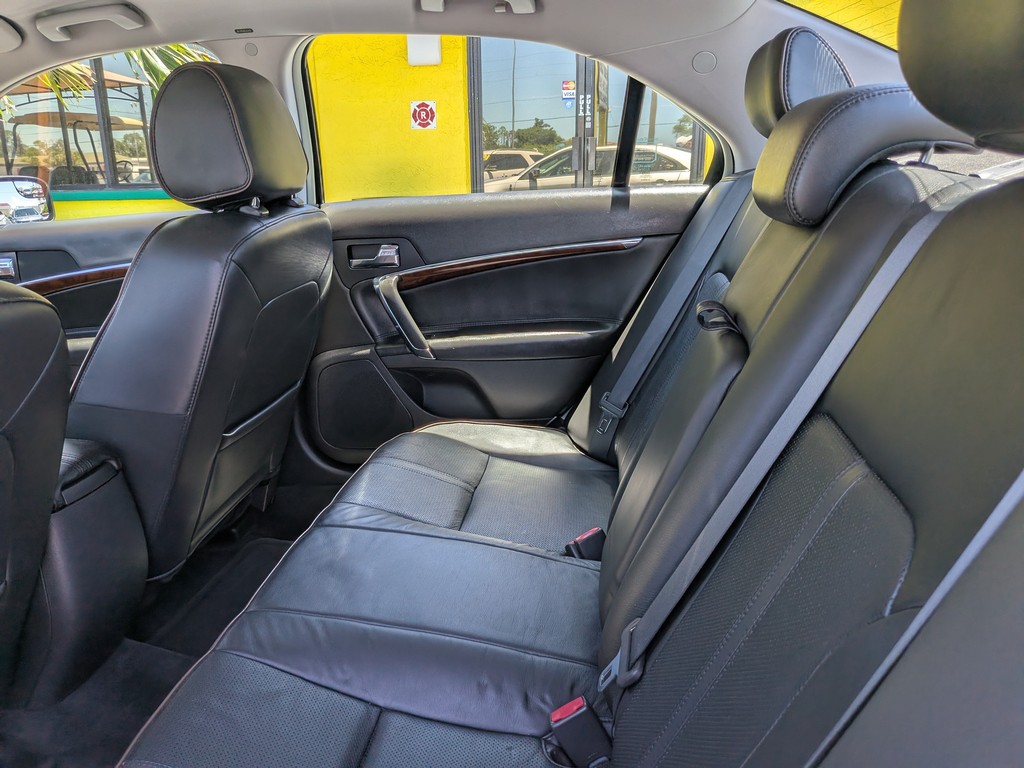Lincoln MKZ Vehicle Full-screen Gallery Image 14