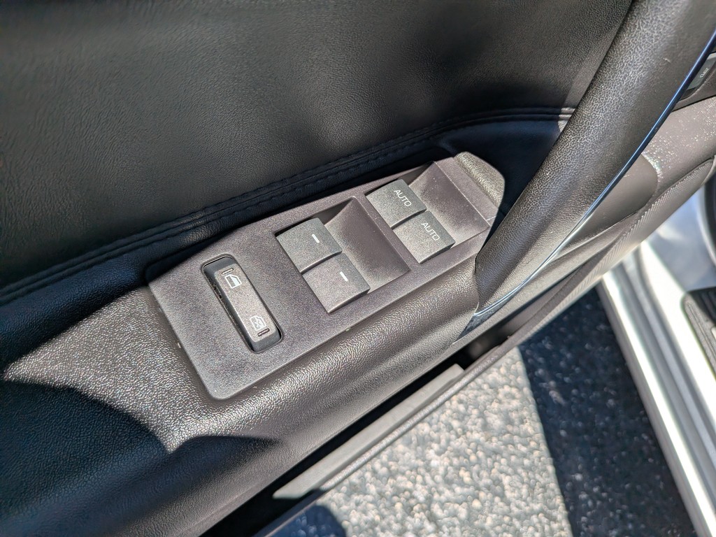 Lincoln MKZ Vehicle Full-screen Gallery Image 16