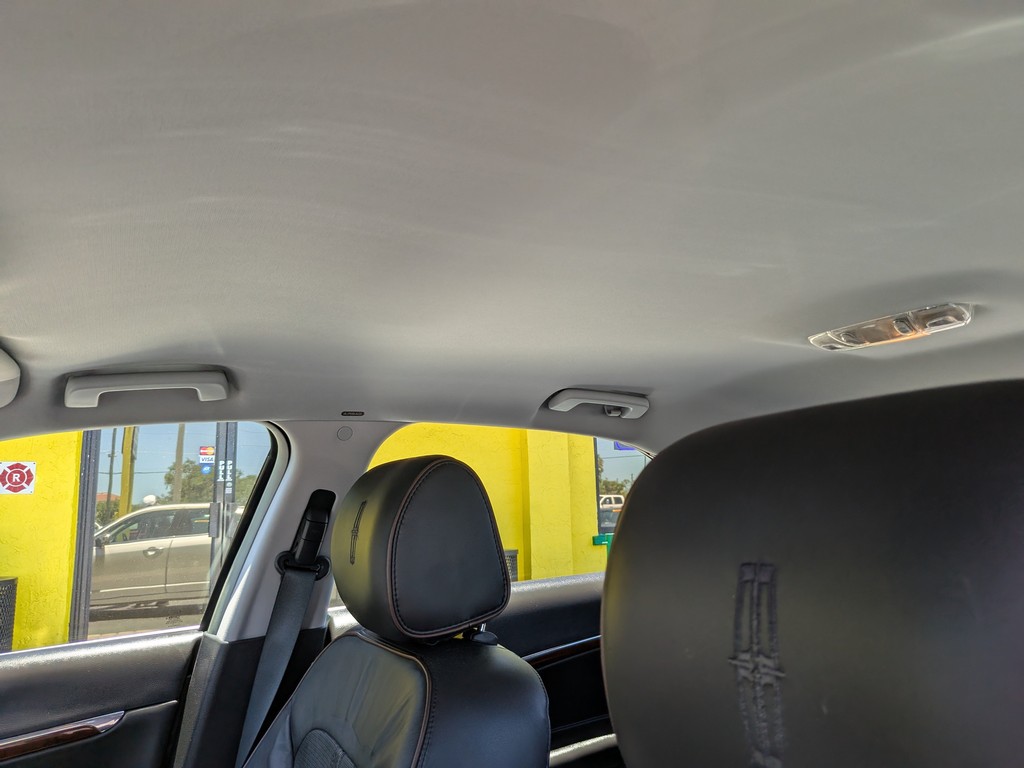 Lincoln MKZ Vehicle Full-screen Gallery Image 19