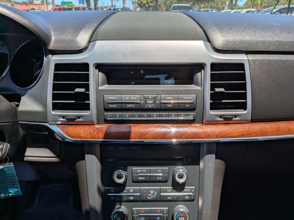 Lincoln MKZ Vehicle Full-screen Gallery Image 20