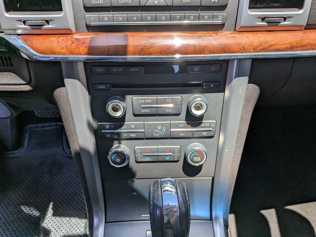 Lincoln MKZ Vehicle Full-screen Gallery Image 21