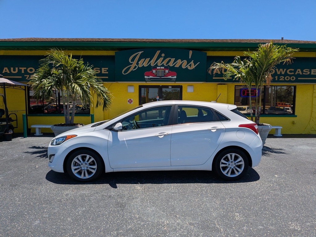 Hyundai Elantra GT Vehicle Full-screen Gallery Image 02