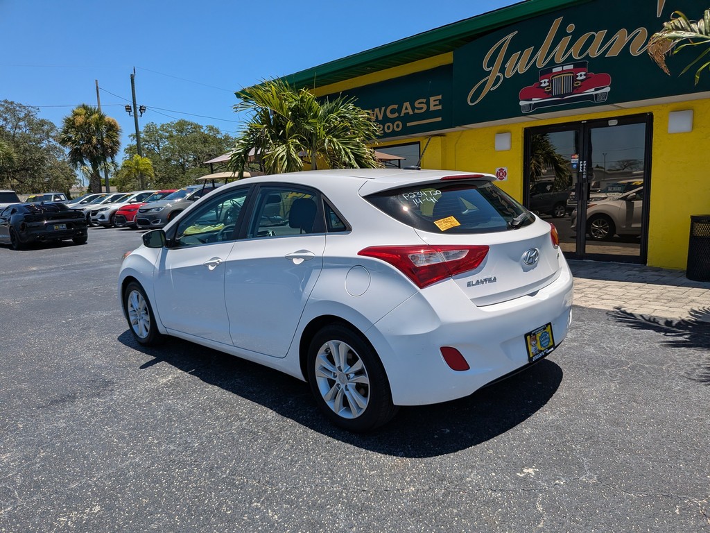 Hyundai Elantra GT Vehicle Full-screen Gallery Image 03