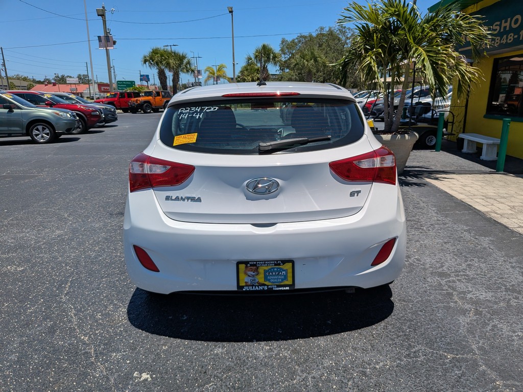 Hyundai Elantra GT Vehicle Full-screen Gallery Image 04