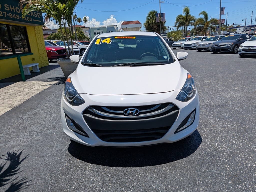 Hyundai Elantra GT Vehicle Full-screen Gallery Image 05