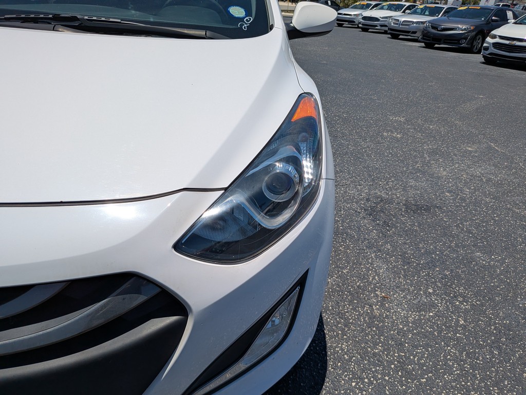 Hyundai Elantra GT Vehicle Full-screen Gallery Image 06