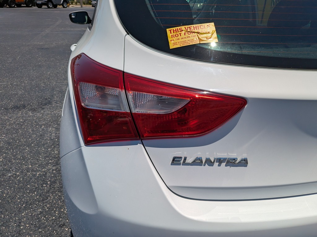 Hyundai Elantra GT Vehicle Full-screen Gallery Image 07