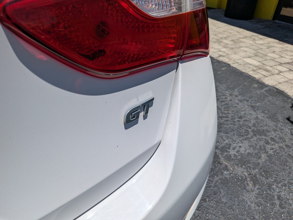 Hyundai Elantra GT Vehicle Full-screen Gallery Image 08