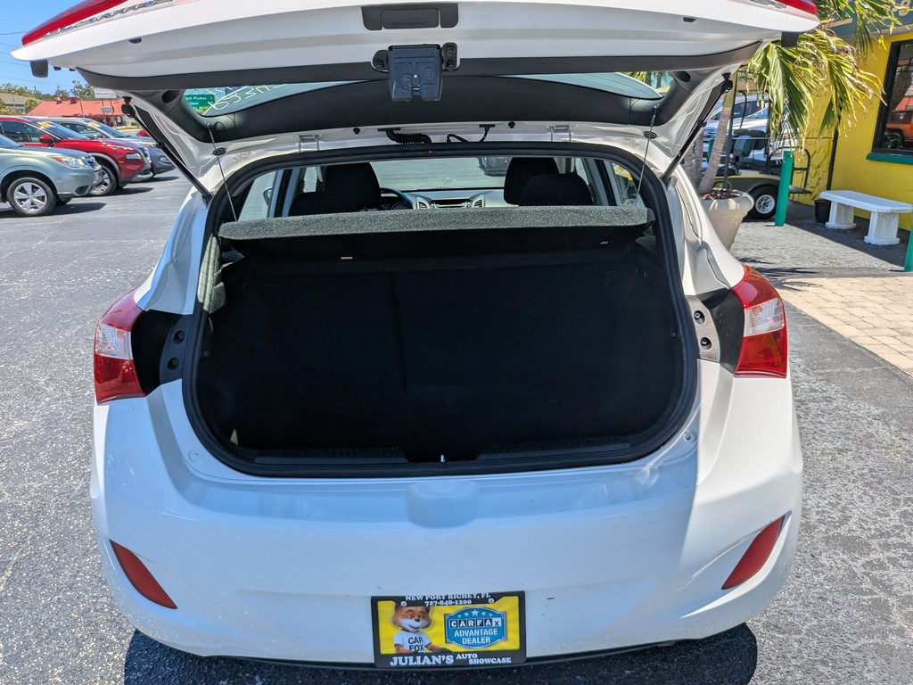 Hyundai Elantra GT Vehicle Full-screen Gallery Image 09