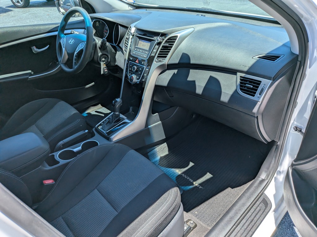 Hyundai Elantra GT Vehicle Full-screen Gallery Image 10